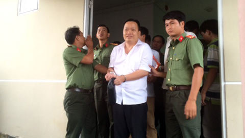 Đại gia thân bại danh liệt, thanh niên dùng súng nhựa cướp ngân hàng