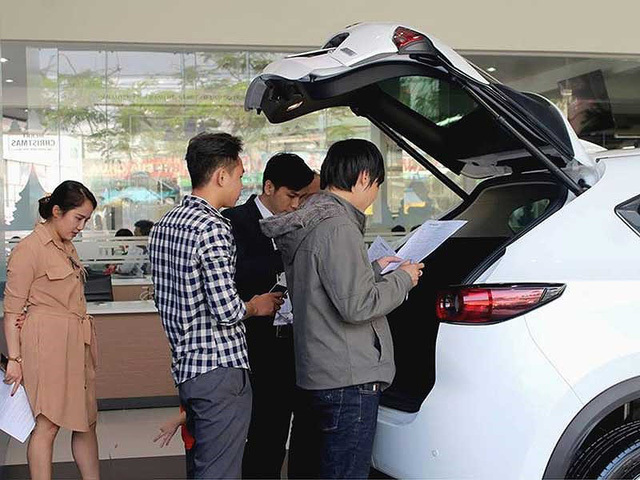 Đủ chiêu 'móc túi' người mua ô tô dịp Tết