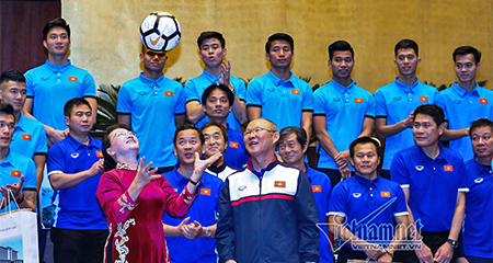 Chủ tịch QH hào hứng tung bóng U23 Việt Nam tặng