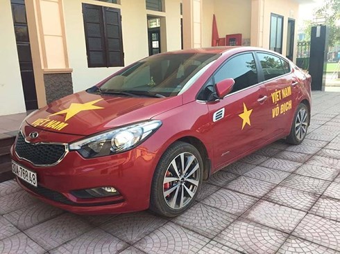 Cách đơn giản để bóc decal cổ vũ U23 Việt Nam trên xe máy, ô tô