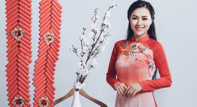 Nữ DJ nóng bỏng Hà Thành dịu dàng bất ngờ trong tà áo dài