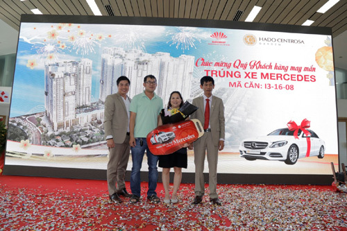 2 khách hàng HaDo Centrosa Garden may mắn nhận xe sang