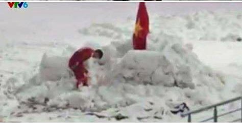 Duy Mạnh cắm cờ trên tuyết