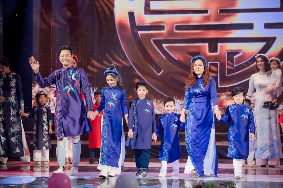 MC Phan Anh rủ cả nhà làm người mẫu