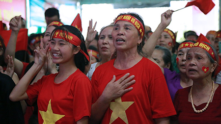 Bí thư Tỉnh đoàn Hà Tĩnh ra sân bay Vinh đón trung vệ Tiến Dũng
