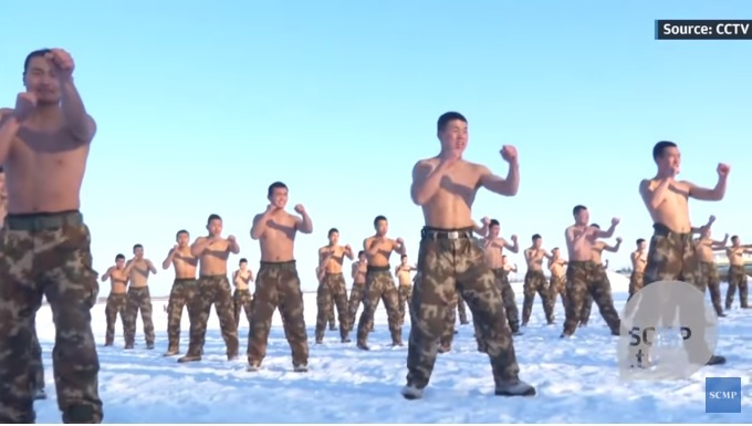 Xem cảnh sát TQ cởi trần tập luyện giữa trời rét thấu xương