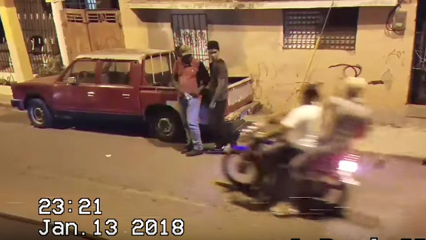 Hai tên cướp ngớ người vì bị cướp lại