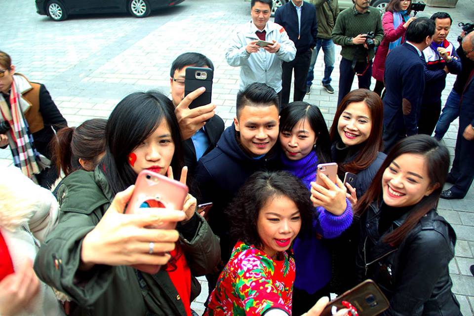 Chủ tịch HN Nguyễn Đức Chung gặp mặt Quang Hải và các cầu thủ U23