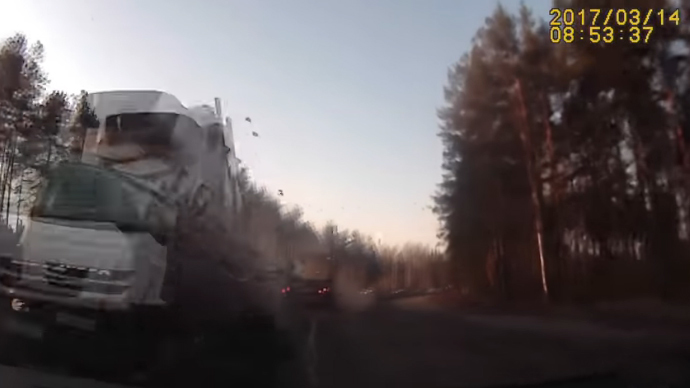 Phút tử thần tài xế đứng tim trước đầu xe tải mất lái