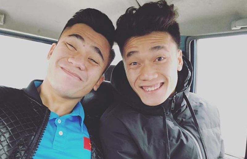 Thủ môn Bùi Tiến Dũng uốn tóc, điệu đà chọn quần áo mới