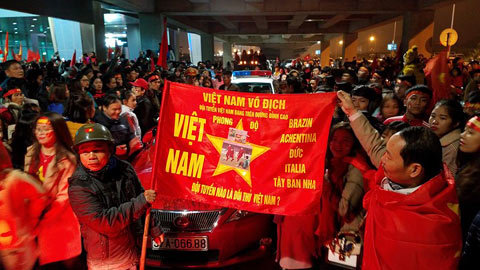 Ngàn người ra sân bay Vinh đón trung vệ Tiến Dũng, Văn Đức, Công Phượng...