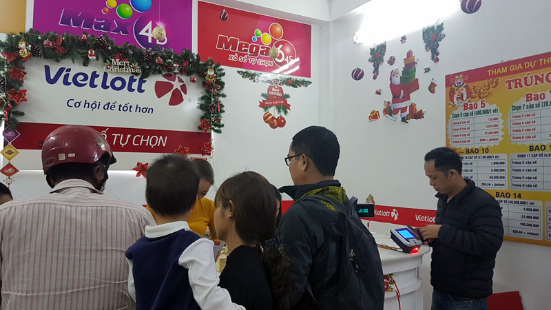 Độc đắc Vietlott vọt lên 300 tỷ, đổ trăm triệu mua vé số cầu may