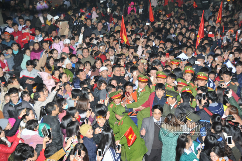 Đón Xuân Trường, Thành Chung, lần đầu Tuyên Quang tắc đường cả km