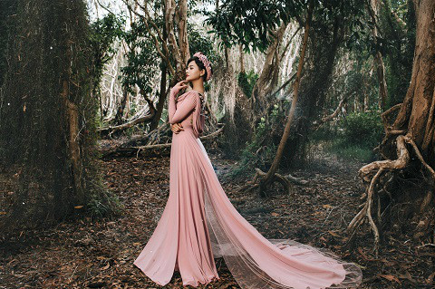 Vũ Thu Phương tái xuất làm mẫu trong áo dài tự thiết kế