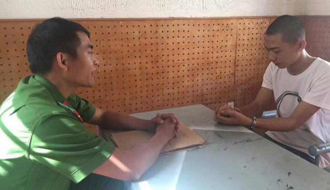 Nam sinh liều lĩnh tạt ớt vào mặt chủ tiệm rồi cướp 2 điện thoại