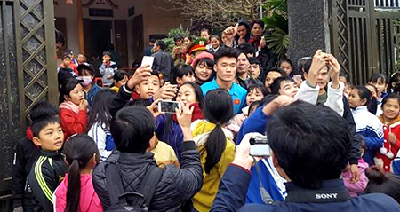 Anh em thủ môn Tiến Dũng trong vòng tay bố mẹ ở Thanh Hóa