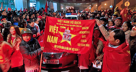 Ngàn người ra sân bay Vinh đón trung vệ Tiến Dũng, Văn Đức, Công Phượng...