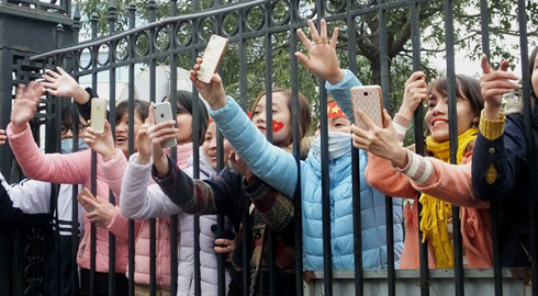 Fan nữ xinh đẹp xướng tên thủ môn Tiến Dũng