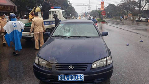 Sang đường, bị xe biển xanh tông văng 10m