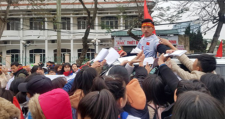 Văn Hậu mở nóc ô tô, thiếu nữ Thái Bình gọi tên xin chữ ký