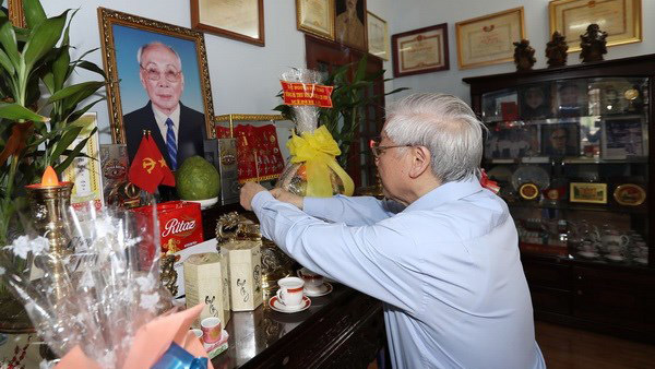 Tổng bí thư thắp hương tưởng nhớ các nguyên lãnh đạo Đảng, Nhà nước