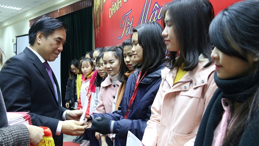 Trao học bổng hỗ trợ sinh viên khó khăn về quê đón Tết gần 300 triệu đồng