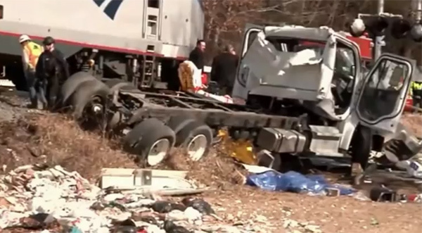 Clip vụ tàu chở nghị sĩ Quốc hội Mỹ đâm xe tải