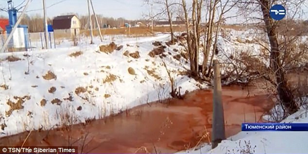 Dòng sông màu đỏ máu gây hoang mang tại Nga