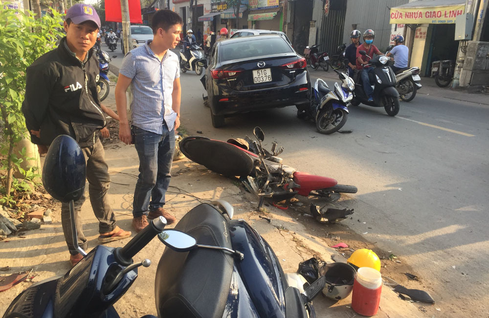 Ô tô tông hàng loạt xe máy ở Sài Gòn, 3 người bị thương