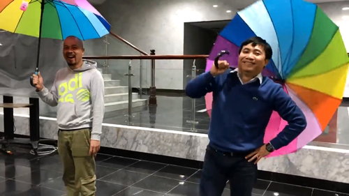 'Ông Trùm' Táo Quân cầm ô đi catwalk như siêu mẫu